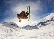 开云官网-赛道与球场的双重奏，德罗赞F1揭幕战称王，新疆队决胜局力克76人