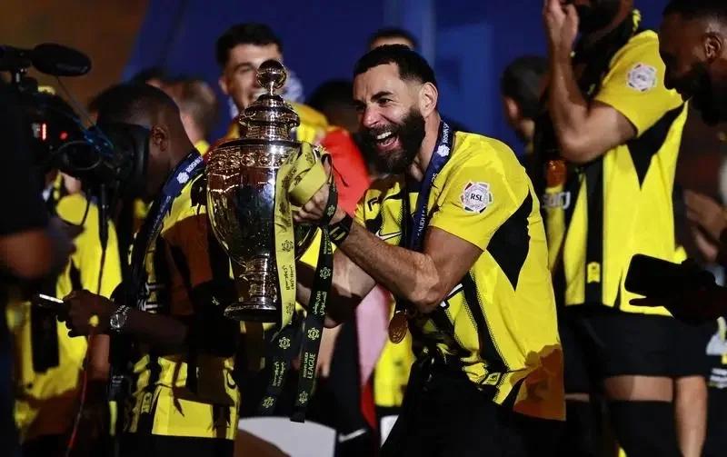 包含意大利逆转哥伦比亚，本泽马爆发神勇的词条