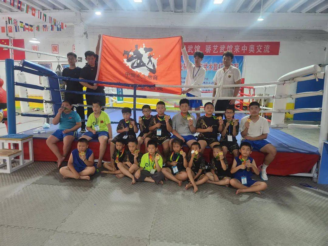 体育场上搏击拼搏：女队队员战无不胜！