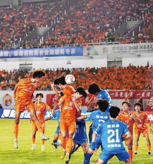 精彩的足球比赛中,球队实力抢眼,引发热议的简单介绍 精彩的足球比赛中,球队实力抢眼,引发热议的简单介绍